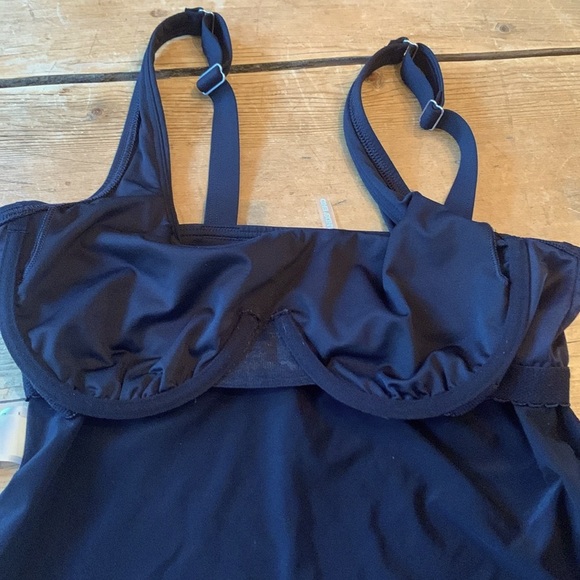 Lands End Black Tankini Top with Built-In underwire bra. - Picture 5 of 6